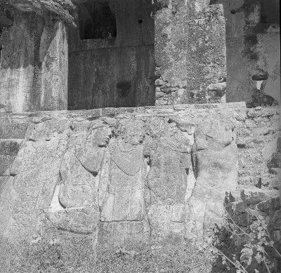 Patio de los Cautivos en El Palacio, relieves. Zona Arqueológica de Palenque, Chiapas.
