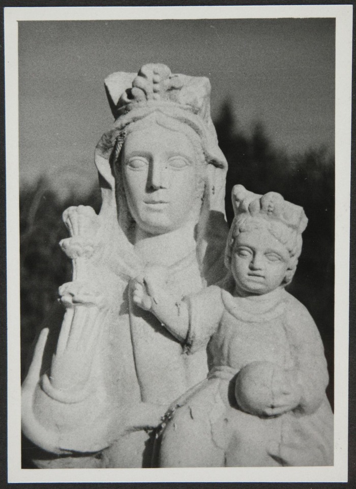 Virgen María con el niño. Escultura